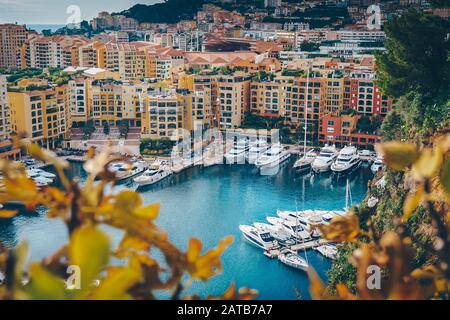 Vue aérienne du port de Monaco. Port Fontvieille, Monaco Ville, topview de Monaco Ville, eau azure, port, appartements de luxe, yachts. Vue sur les yachts Banque D'Images