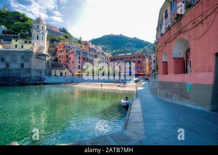 Vernazza, Italie- Septembre 18, 2018 : Avis de la ville dans la mer Ligure de l'ancienne et typique village des Cinque Terre en été Banque D'Images