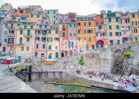 Riomaggiore, Italie- le 17 septembre 2018 : vue sur la ville dans la mer Ligure de l'ancienne et typique village des Cinque Terre en été Banque D'Images