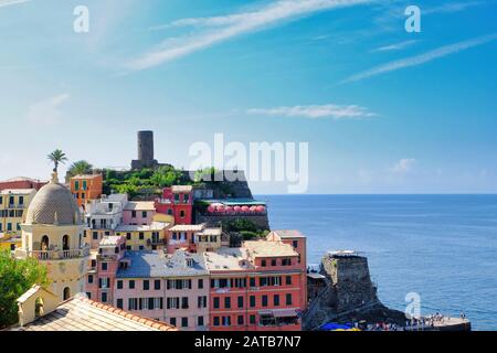 Vernazza, Italie- Septembre 18, 2018 : Avis de la ville dans la mer Ligure de l'ancienne et typique village des Cinque Terre en été Banque D'Images