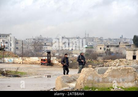 (200201) -- MAARAT al-NUMAN, 1er février 2020 (Xinhua) -- des soldats syriens sont vus se tenant au milieu des débris de la ville de Maarat al-Numan, province d'Idlib, Syrie, le 30 janvier 2020. POUR ALLER AVEC: "Feature: La guerre en Syrie transforme la ville en ville fantôme" (photo de Maher/Xinhua) Banque D'Images
