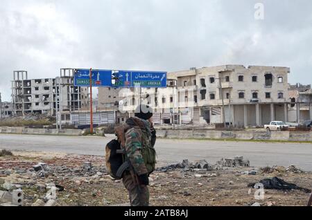 (200201) -- MAARAT al-NUMAN, 1er février 2020 (Xinhua) -- un soldat syrien est vu debout à l'entrée de la ville de Maarat al-Numan, province d'Idlib, Syrie, le 30 janvier 2020. POUR ALLER AVEC: "Feature: La guerre en Syrie transforme la ville en ville fantôme" (photo de Maher/Xinhua) Banque D'Images