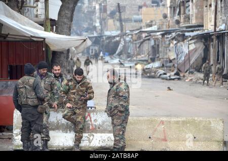 (200201) -- MAARAT al-NUMAN, 1er février 2020 (Xinhua) -- des soldats syriens sont vus dans la rue dans la ville de Maarat al-Numan, province d'Idlib, Syrie, le 30 janvier 2020. POUR ALLER AVEC: "Feature: La guerre en Syrie transforme la ville en ville fantôme" (photo de Maher/Xinhua) Banque D'Images