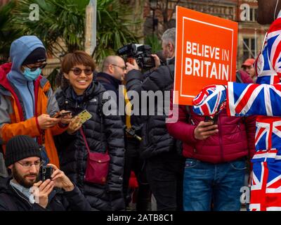 Londres, ROYAUME-UNI - JANVIER 2020: Les partisans du Brexit se réunissent à Westminster le jour du Brexit alors que le Royaume-Uni se prépare à quitter l'Union européenne. Banque D'Images