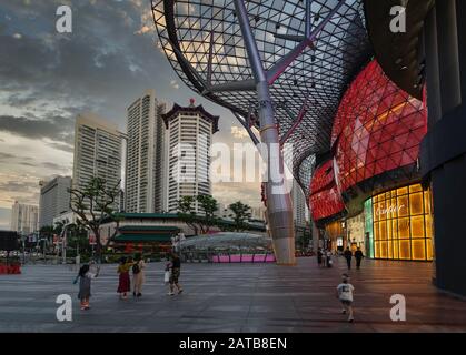 Singapour, janvier 2020. Les magasins devant l'entrée du centre commercial ION Orchard au coucher du soleil Banque D'Images