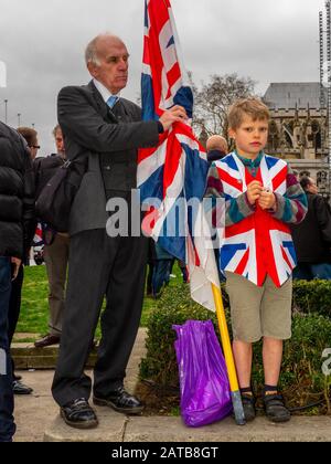 Londres, ROYAUME-UNI - JANVIER 2020: Les partisans du Brexit se réunissent à Westminster le jour du Brexit alors que le Royaume-Uni se prépare à quitter l'Union européenne. Banque D'Images
