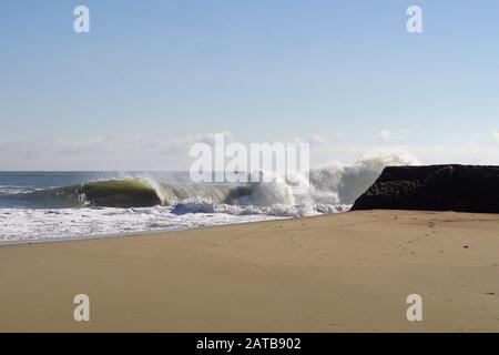 Belles Plages de l'océan des Caraïbes Parmi le Surf, les vagues et le sable de ces îles tropicales Banque D'Images