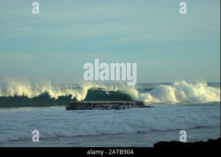 Belles Plages de l'océan des Caraïbes Parmi le Surf, les vagues et le sable de ces îles tropicales Banque D'Images