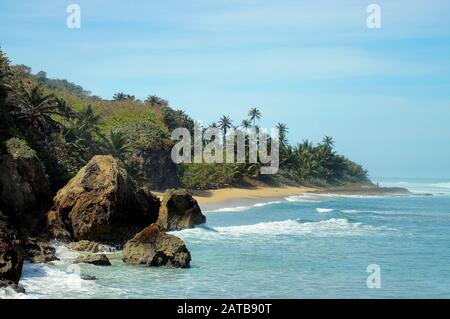 Belles Plages de l'océan des Caraïbes Parmi le Surf, les vagues et le sable de ces îles tropicales Banque D'Images