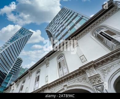 Singapour, Janvier 2020. Le contraste des architectures nouvelles et historiques dans la route d'Emerald Hill Banque D'Images