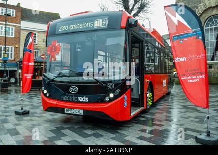 Lancement Du Bus Électrique Salisbury Reds À Salisbury Guildhall, 30 Janvier 2020. Un investissement total de 1,2 million de livres sterling a ouvert la voie aux derniers ajouts aux services de parc et de transport de la ville, à la suite d'une offre réussie de l'exploitant d'autobus local et du Wiltshire Council pour 600 000 livres de financement gouvernemental. Le mouvement signifie des trajets plus écologiques et plus propres dans toute la région. Salisbury Reds fait partie De Go South Coast Banque D'Images