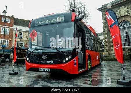 Lancement Du Bus Électrique Salisbury Reds À Salisbury Guildhall, 30 Janvier 2020. Un investissement total de 1,2 million de livres sterling a ouvert la voie aux derniers ajouts aux services de parc et de transport de la ville, à la suite d'une offre réussie de l'exploitant d'autobus local et du Wiltshire Council pour 600 000 livres de financement gouvernemental. Le mouvement signifie des trajets plus écologiques et plus propres dans toute la région. Salisbury Reds fait partie De Go South Coast Banque D'Images