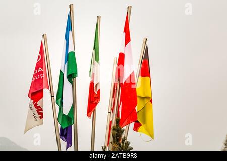 Badia (BZ), 10 février 2019: Le vent agite des drapeaux Banque D'Images