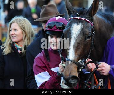 Notebook and jockey Rachael Blackmore après avoir remporté le ERSG Arkle Novice Chase au cours de la première journée du Dublin Racing Festival à l'hippodrome de Leopardstown. Banque D'Images