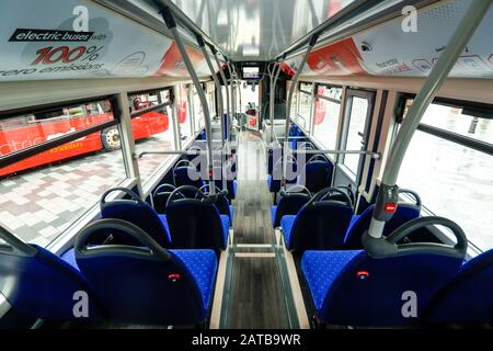 Lancement Du Bus Électrique Salisbury Reds À Salisbury Guildhall, 30 Janvier 2020. Un investissement total de 1,2 million de livres sterling a ouvert la voie aux derniers ajouts aux services de parc et de transport de la ville, à la suite d'une offre réussie de l'exploitant d'autobus local et du Wiltshire Council pour 600 000 livres de financement gouvernemental. Le mouvement signifie des trajets plus écologiques et plus propres dans toute la région. Salisbury Reds fait partie De Go South Coast Banque D'Images