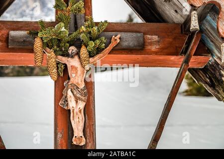 Badia (BZ), 10 février 2019 : la lumière est une statue édifiante de la Crucifixion à Badia Banque D'Images