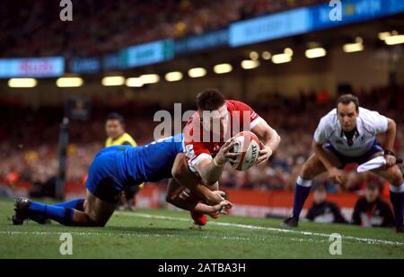 Josh Adams du Pays de Galles marque la deuxième tentative du match de son côté lors du match Guinness Six Nations au Principauté Stadium de Cardiff. Banque D'Images