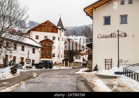 Badia (BZ), 10 février 2019 : la neige couvre les bâtiments de Badia Banque D'Images