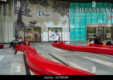 Singapour, janvier 2020. Les magasins devant l'entrée du centre commercial D'ION Orchard. Banque D'Images