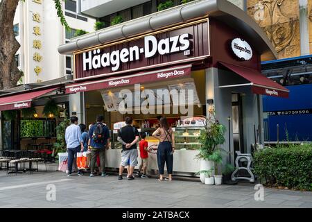 Singapour, janvier 2020. Un petit magasin de restauration de rue sur le trottoir d'Orchard Road Banque D'Images