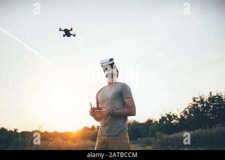 Pilote drone avec casque de réalité virtuelle pour la réalisation de photos et de vidéos Banque D'Images