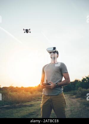 Pilote drone avec casque de réalité virtuelle pour la réalisation de photos et de vidéos Banque D'Images