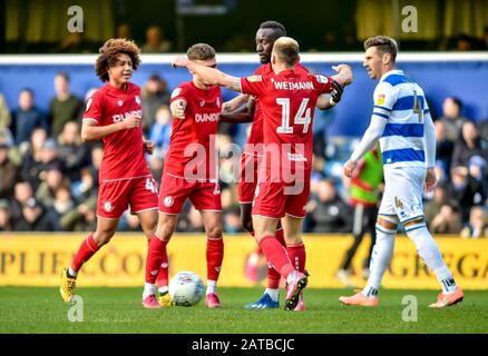 Londres, Royaume-Uni. 01 février 2020. Famara Diedhiou de Bristol City célèbre la notation du premier but de Bristol City lors du match de championnat EFL Sky Bet entre Queens Park Rangers et Bristol City au Kiyan Prince Foundation Stadium, Londres, Angleterre, le 1er février 2020. Photo De Phil Hutchinson. Utilisation éditoriale uniquement, licence requise pour une utilisation commerciale. Aucune utilisation dans les Paris, les jeux ou une seule publication de club/ligue/joueur. Crédit: Uk Sports Pics Ltd/Alay Live News Banque D'Images