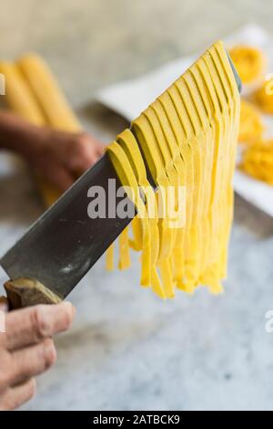 Femme italienne qui fait des pâtes Tagliatelle maison Banque D'Images