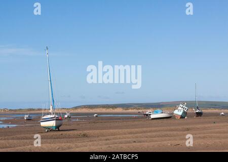 Des bateaux sur le sable à la plage d'Insow avec Appledore en arrière-plan lors d'une journée ensoleillée dans le nord du Devon, dans le sud-ouest de l'Angleterre Banque D'Images