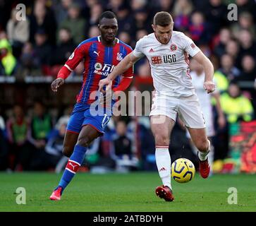 Christian Benteke (à gauche) et Jack O'Connell de Sheffield United combattent le ballon lors du match de la Premier League à Selhurst Park, Londres. Banque D'Images