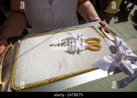 ciseaux pour la découpe de ruban cérémonial lors de la cérémonie d'ouverture sur le coussin blanc et plateau avec poignées Banque D'Images