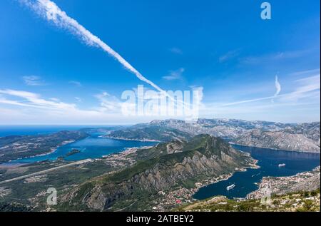 Vue sur la baie de Kotor Et la ville de Tivat Monténégro Banque D'Images