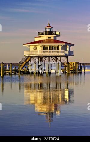 Le Choptank River Light, un phare à pile de vis, est situé près de Cambridge, Maryland, dans la baie de Chesapeake, États-Unis Banque D'Images