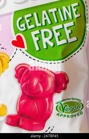 Gélatine libre Vegan Vegetarian Society approuvé - détail sur paquet De Fruits-tella Koalas gélatine libre assortiment de bonbons gélatinés avec jus de fruits Banque D'Images