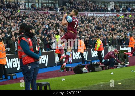 Stade de Londres, Royaume-Uni. 1 févr. 2020. Objectif Robert Snodgrass de West Ham Utd obtient son deuxième objectif lors du match West Ham contre Brighton, Premier League au stade de Londres le 1 février 2020 - USAGE ÉDITORIAL UNIQUEMENT non autorisé avec audio, vidéo, données, listes de structures (hors UE), logos club/ligue ou services en direct. La comparaison en ligne est limitée à 45 images (15 dans le temps supplémentaire). Pas d'utilisation pour émuler des images en mouvement. Aucune utilisation dans les Paris, les jeux ou les publications/services d'un seul club/ligue/joueur - crédit: Martin DALTON/Alay Live News Banque D'Images