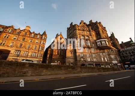 Grand cliché de l'église épiscopale écossaise du Vieux Saint Paul et de l'arrière de l'hôtel Hilton dans un bâtiment victorien imposant. Edinburgh cityscape/Travel pH Banque D'Images