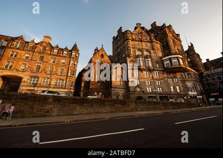 Grand cliché de l'église épiscopale écossaise du Vieux Saint Paul et de l'arrière de l'hôtel Hilton dans un bâtiment victorien imposant. Edinburgh cityscape/Travel pH Banque D'Images