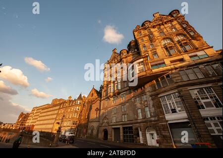 Grand cliché de l'église épiscopale écossaise du Vieux Saint Paul et de l'arrière de l'hôtel Hilton dans un bâtiment victorien imposant. Edinburgh cityscape/Travel pH Banque D'Images