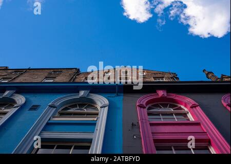 Détail fenêtres colorées de la rue Victoria à Édimbourg. Photographie de voyage/paysage urbain d'Édimbourg par Pep Masip. Banque D'Images