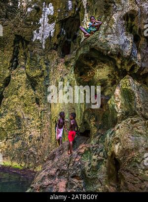 Locaux dans une grotte d'eau saumâtre sur l'île de Panasia, Papouasie-Nouvelle-Guinée Banque D'Images