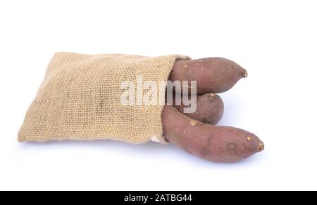 Les patates douces sur de la toile de jute sur table Banque D'Images