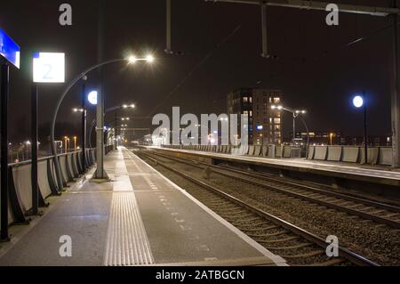 Station vide Arnhem Zuid la nuit, Pays-Bas Banque D'Images