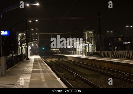 Station vide Arnhem Zuid la nuit, Pays-Bas Banque D'Images