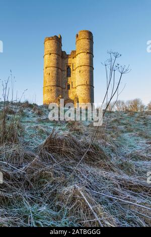 Ruines du château de Donnington au lever du soleil le matin glacial d'hiver, Newbury, West Berkshire, Angleterre, Royaume-Uni, Europe Banque D'Images