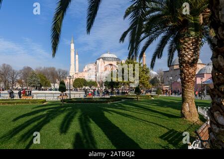 Sainte-Sophie (Ayasofya), vue du parc Sultanahmet. Istanbul, Turquie Banque D'Images