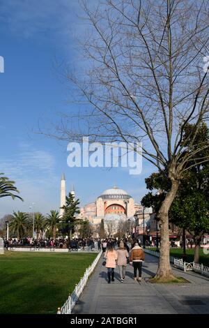 Sainte-Sophie (Ayasofya), vue du parc Sultanahmet. Istanbul, Turquie Banque D'Images