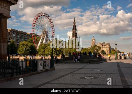 Vue sur l'hôtel Balmoral, le monument Walter Scott et la roue vu de la National Gallery. Photographie de voyage/paysage urbain d'Édimbourg par Pep Masip. Banque D'Images