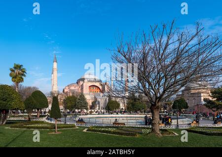 Sainte-Sophie (Ayasofya), vue du parc Sultanahmet. Istanbul, Turquie Banque D'Images