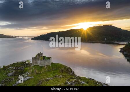 Tir aérien de drone du château de Tioram, c'est un château ruiné qui se trouve sur l'île marémotrice d'Eiléan Tioram au Loch Moidart, Lochaber, Highland, Ecosse. I Banque D'Images