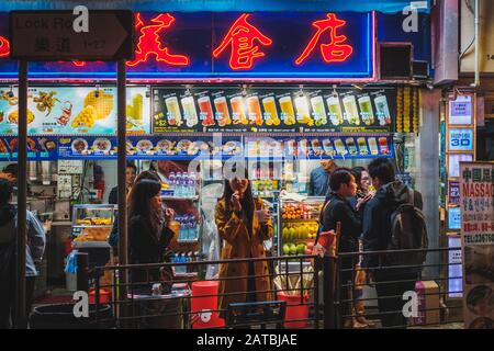 Hongkong, Hong Kong - Novembre 2019: Les gens achètent des aliments dans la rue la nuit à HongKong City, Tsim Sha Tsui Banque D'Images